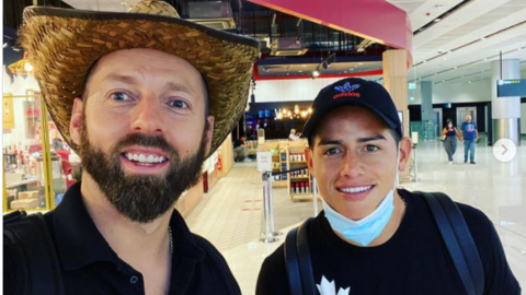 James Rodríguez en un aeropuerto británica antes de volar a Dubai. (Twitter)