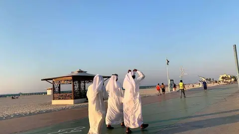 Emiratíes en la playa de Jumeirah en otoño. (EL CORREO)