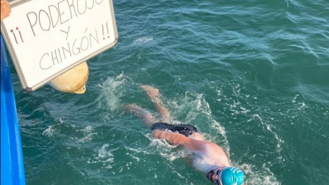 El nadador mexicano durante su gesta. (Cedida)