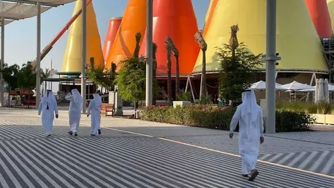 Emiratíes pasean ante el Pabellón de España en Expo 2020 Dubai. (EL CORREO)