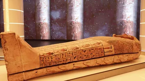 El ataúd arqueológico del antiguo sacerdote egipcio Psamtik exhibido en Expo Dubai. (WAM)