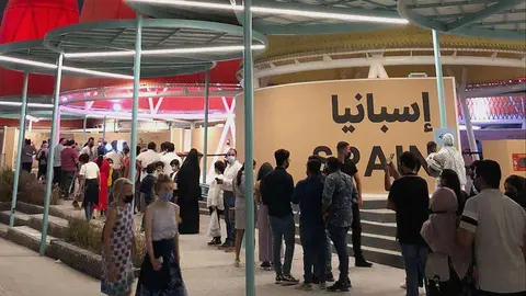 Largas colas ante el Pabellón de España en la jornada de puertas abiertas de Expo 2020 Dubai. (EL CORREO)