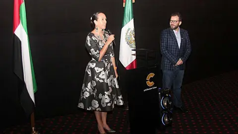 La embajadora de México en EAU, Francisca Elizabeth Méndez, da la bienvenida en Sharjah a los asistentes a la premier de 'Gémelos Cósmicos' acompañada de Alejandro Aguilera, CEO de la empresa mexicana Cinépolis Gulf. (EL CORREO)
