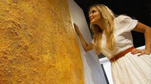 La artista ecuatoriana, junto a una de sus obras. (Richard Ramos)