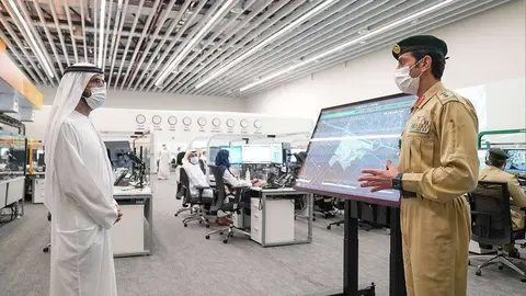 El jeque Mohammed bin Rashid, durante su visita al Centro de Operaciones de Expo 2020 Dubai. (WAM)