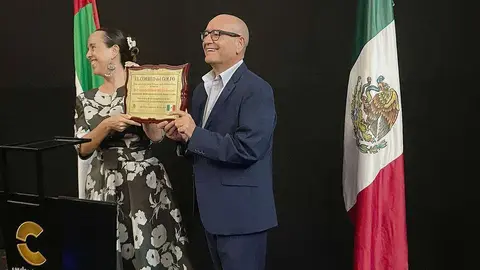 La embajadora de México, Francisca E. Méndez, recibe la plaza honirífica de manos de Rafael Unquiles, director de EL CORREO DEL GOLFO. (Richard Ramos / EL CORREO)