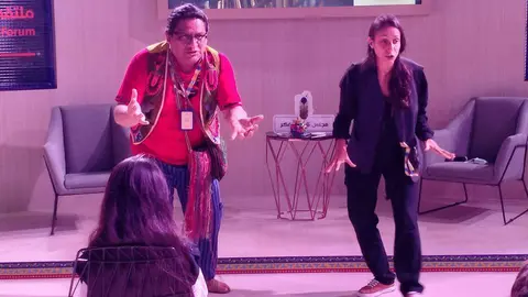 Wayqui narrando un cuento con la ayuda de una intérprete. (Richard Ramos)