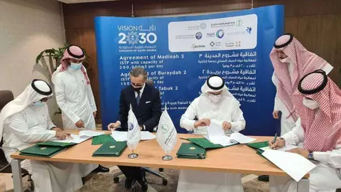 Instante de la firma del contrato en Arabia Saudita por parte de ACCIONA. (Cedida)