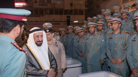 El gobernante de Sharjah con miembros de la policía. (WAM)