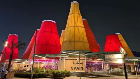 El Pabellón de España en Expo 2020 Dubai, iluminado. (Expospain2020)