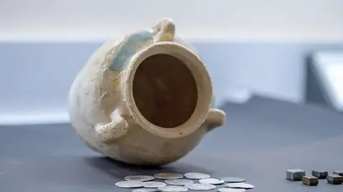 La Autoridad de Arqueología de Sharjah encontró varias monedas antiguas. (Fuente externa)