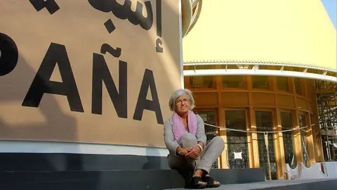 Carmen Bueno, sentado ante el Pabellón de España en Expo 2020 Dubai en la antesala de la inauguración. (EL CORREO)