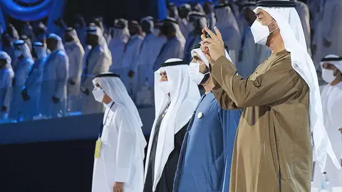 El príncipe heredero de Abu Dhabi realiza un foto durante la inauguración de Expo 2020 Dubai. (WAM)