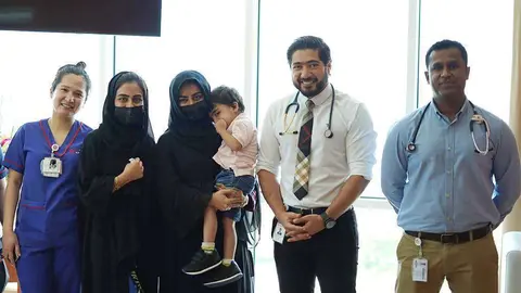 Familia y profesionales sanitarios del hospital Zahra de Dubai, junto a Hamdan. (WAM)