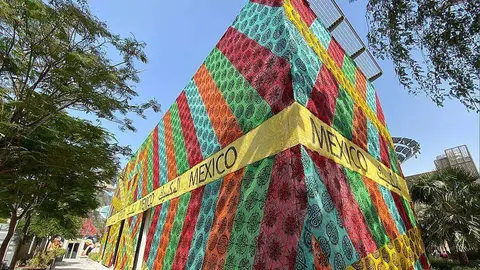 Espectacular imagen del Pabellón de México envuelto en el tejido elaborado por cien artesanas de Jalisco. (Cedida)