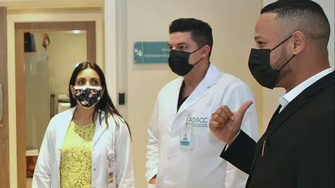 El especialista cubano Yendry Ventura Carmenate, director general del Centro de Células Madre de Abu Dhabi -a la derecha-, junto a dos investigadores hispanos. (EL CORREO)