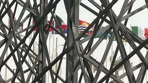 Banderas al viento en la Expo 2020 de Dubai. (EL CORREO)
