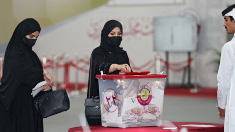 Una qatarí vota en las elecciones. (Fuente externa)