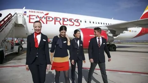Tripulación de cabina de Iberia Express. (Twitter)