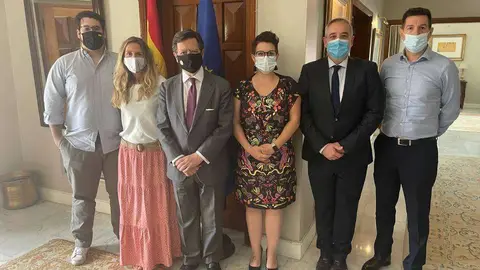De izquierda a derecha, Alfredo Saenger, Genisa Oliete (secretaria), Íñigo de Palacio, embajador de España en EAU, Raquel Cuesta (presidenta), Carlos Sánchez y Antonio Pelegrín. (Cedida)