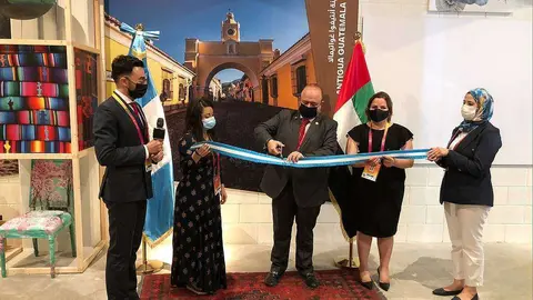 Antonio Malouf, ministro de Economía, corta la cinta inaugural del Pabellón de Guatemala en Expo 2020 Dubai, en presencia de Shirley Aguilar, viceministra de Asuntos Exteriores. (EL CORREO