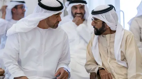 El príncipe heredero de Abu Dhabi durante una reunión en Qasr Al Bahr Majlis de Abu Dhabi. (WAM)