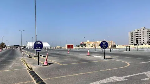 Una carpa de pruebas y vacunas Covid-19 en Emiratos Árabes. (EL CORREO)