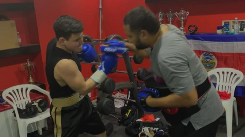 A la izquierda de la imagen, el joven boxeador costarricense. (Instagram)