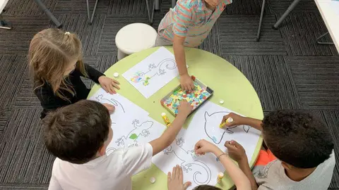 En el Campamento Cultural de Español de UCAM Dubai los niños aprenden mientras se divierten. (Cedida)