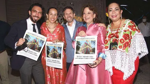 Autoridades mexicanas y responsables del Pabellón muestran especial impreso de EL CORREO DEL GOLFO dedicado a México. (Richard Ramos)