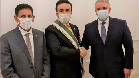 De izquierda a derecha, el embajador de EAU en Colombia, Ahmed Nasser Al Raisi y el presidente Duque. (WAM)