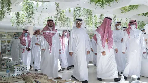 El jeque Mohamed bin Zayed visita el pabellón de Arabia Saudita en la Expo 2020 de Dubái. (Ministerio de Asuntos Presidenciales)