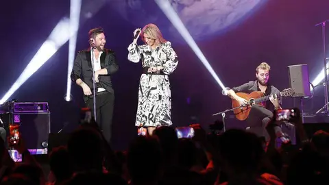 Miguel Poveda, junto a la cantante yemení Arwa Online, a todo ritmo sobre el principal escenario de Expo 2020 Dubai. (EL CORREO)