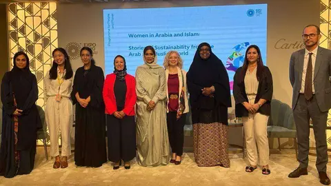 Tercera por la derecha, la catedrática española Lourdes Vega. (Cedida)