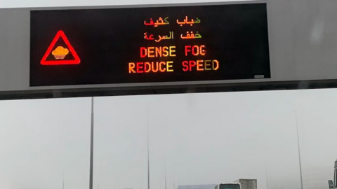 Cartel indicador de niebla en una carretera de Dubai. (EL CORREO)
