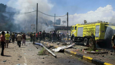 Policías y bomberos trabajan en el lugar de una explosión en Adén. (Fuente externa)