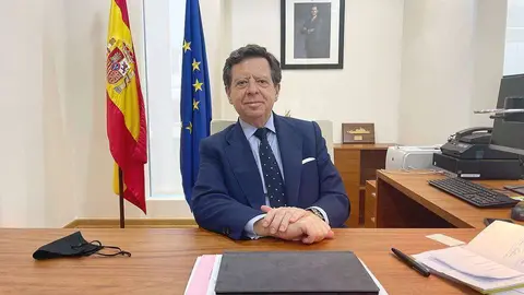 Íñigo de Palacio, embajador de España en Emiratos Árabes Unidos, en su despacho de Abu Dhabi. (EL CORREO)