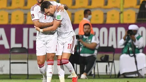 Dos jugadores de la Selección de Fútbol de Emiratos Árabes. (WAM)