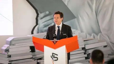 Un momento de un discurso del exembajador español en EAU durante la presentación de una feria. (WAM)
