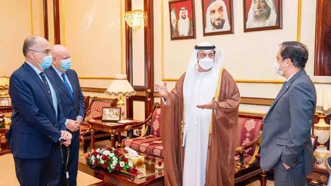 Los embajadores de Costa Rica, Guatemala y Panamá conversan con el príncipe heredero de Fujairah en el transcurso de la visita. (Cedida)