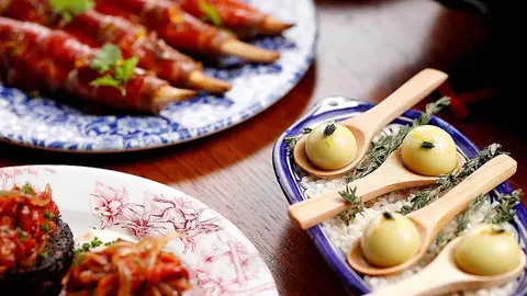 Croquetas de aceitunas líquidas, chipirones y gambas, 'airbag' de ternera rubia gallega y la exquisita morcilla. (Cedida)