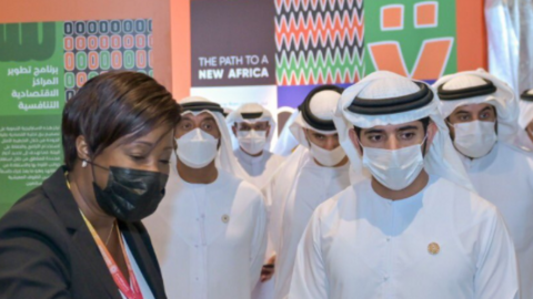 El príncipe heredero de Dubai en una visita en la Expo 2020 en la era del coronavirus. (Dubai Media Office)