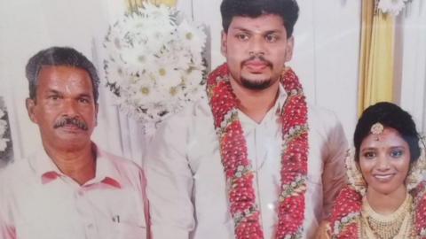 Sooraj Kumar (centro) fue condenado por matar a su esposa. (Fuente externa)