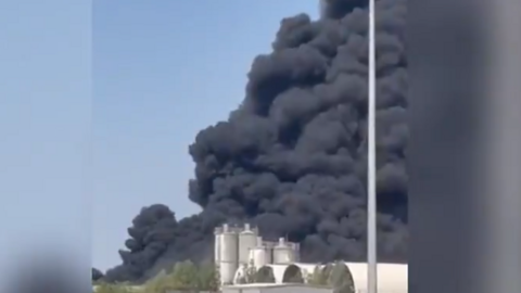 Captura de un vídeo del incendio difundido en Twitter.