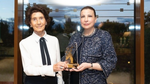 Paloma O'Shea a la izquierda junto a Huda I. Alkhamis-Kanoo. (Twitter)