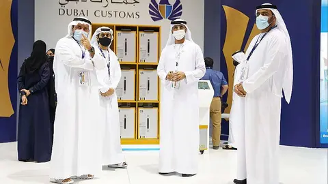 Presentación de las nuevas taquillas inteligentes de Aduanas de Dubai en GITEX 2021. (WAM)