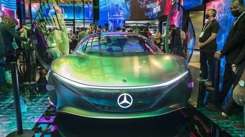 El elegante coche representa la armonía entre el conductor y la máquina.