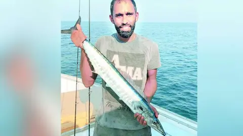 En la imagen de Gulftoday, el emiratí con su extraña captura.