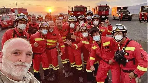 El chef español José Andrés, con miembros de los equipos de emergencia en La Palma. (@chefjoseandres)