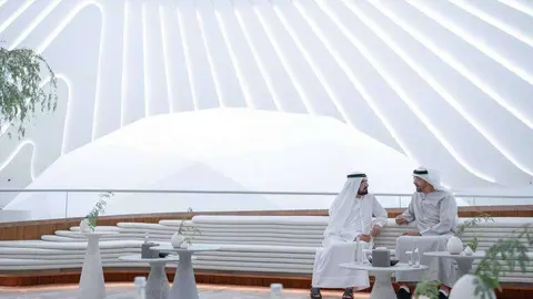 El gobernante de Dubai a la izquierda junto al príncipe de Abu Dhabi en el Pabellón de EAU en la Expo. (Twitter)